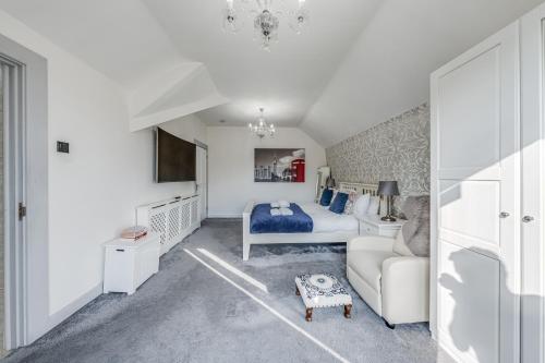 a bedroom with a bed and a couch at Chingford Manor in Chingford