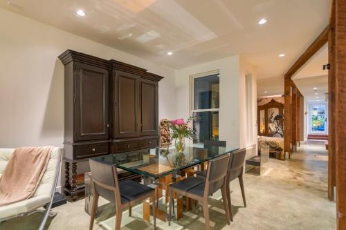 a dining room with a glass table and chairs at Open-Plan Gold Rush Suite In Central SF - Location and Luxury in San Francisco
