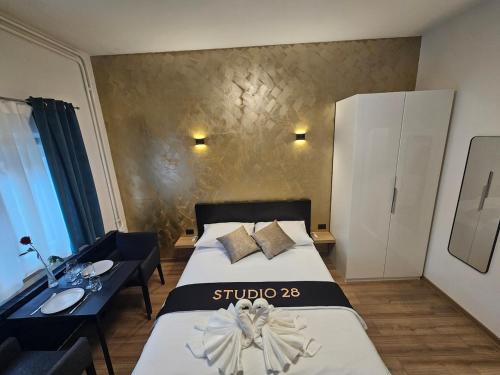 a hotel room with a bed and a table and sidx sidx sidx sidx at Studio 28 