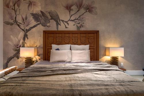 a bedroom with a large bed with two lamps at Open-Plan Gold Rush Suite In Central SF - Location and Luxury in San Francisco
