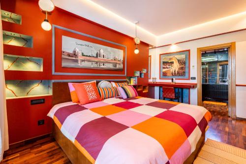 a bedroom with a large bed with orange walls at CASA DE GOLF Oasis Artistique avec Piscine & Vue Golf, Proche Aéroport in Bouskoura
