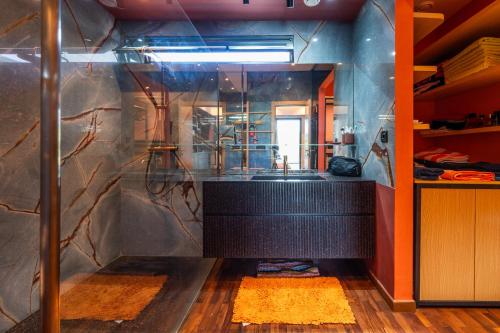 a bathroom with a shower and a sink in it at CASA DE GOLF Oasis Artistique avec Piscine & Vue Golf, Proche Aéroport in Bouskoura