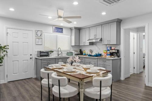 a kitchen with a table and chairs in a kitchen at Entire Private 3-Bed 3-Bath House w Yard, King Bed, Prime Location in San Diego
