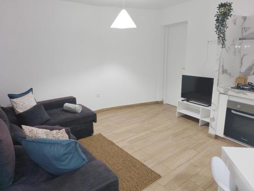 a living room with a couch and a tv at Piedras del Teide in Guía de Isora