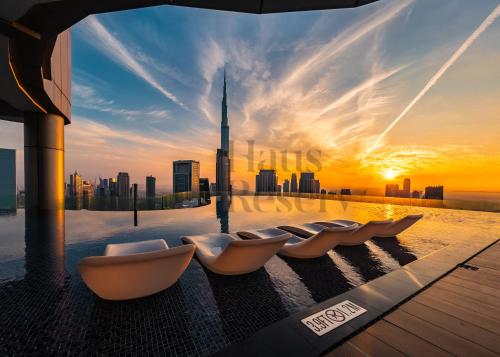 Paramount Midtown Hotel - Luxury Apartments & Infinity Pool with Burj Khalifa View
