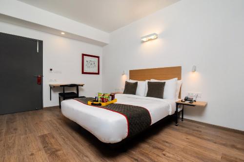 ein Schlafzimmer mit einem großen Bett mit einem Spielzeuglastwagen darauf in der Unterkunft Townhouse C Scheme Ahinsa Circle in Jaipur