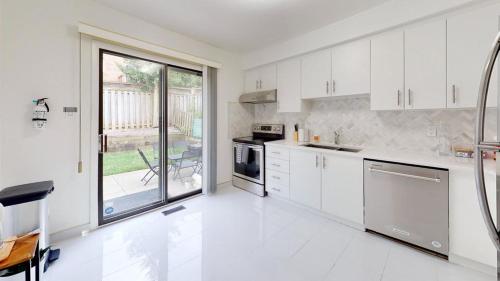 Una cocina o zona de cocina en 3-Bed 3-Bath Cozy Vacation House in Ajax, Greater Toronto Area, ON, Canada