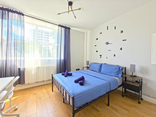 Ένα ή περισσότερα κρεβάτια σε δωμάτιο στο Near South Wimbledon Station, 2BR, Sleep 7, King beds