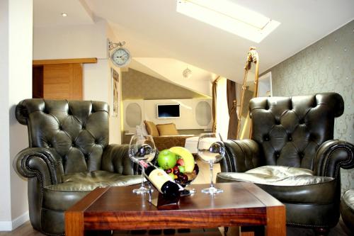 a living room with two leather chairs and a table at Lale Hotel in Sapanca