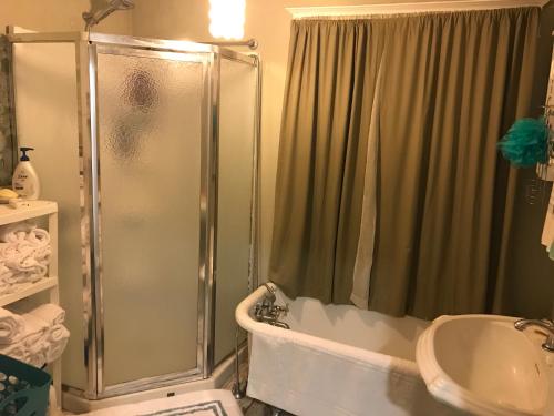 Un baño de Room - Airport, Eastman Dental, UofR & Medical Ctr at Strong Hospital-Professionals Welcomed