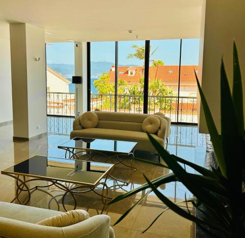 un salon avec un canapé et une table dans l'établissement Hôtel Villa Martini, à Ajaccio