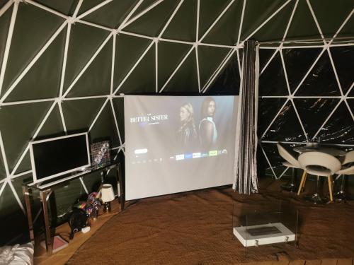 a room with a large screen in a tent at Lincoln Big Dome, 4 beds, Projector - Groups OK in Snelland