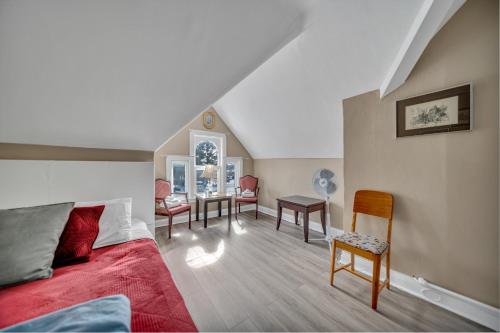 Gallery image of Marmora and Lake Inn Budget Rooms in Marmora