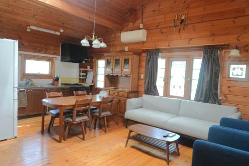 Una cocina o cocineta en 海まで車で3分!!木のぬくもりに癒されるログハウス,BBQ,サーフィン--Cute House Isumi--