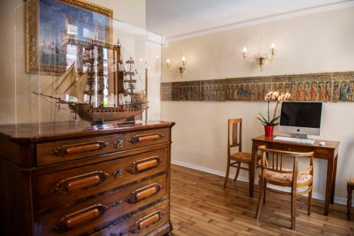 a room with a dresser and a desk with a computer at Hotel Agli Alboretti in Venice