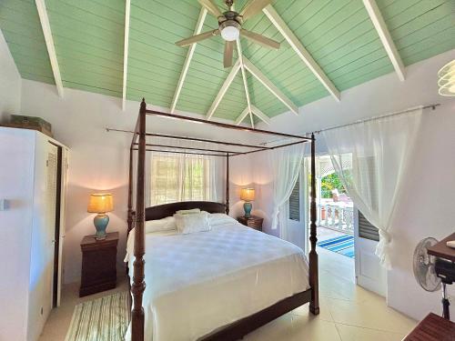 A bed or beds in a room at Aqua
