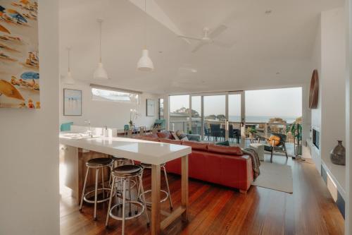 Posezení v ubytování OCEAN VIEW Coastal 3 BEDROOM Retreat in Lorne - Balcony, Fireplace, Free WiFi Warm Coastal Charm