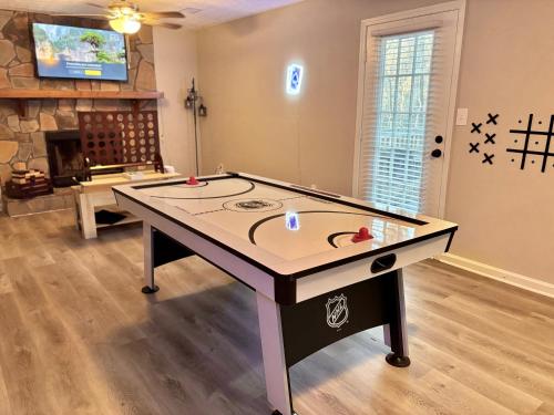 Τραπέζι μπιλιάρδου στο Pink Designed Queen Suite - Game Room - 7 Mins From Airport