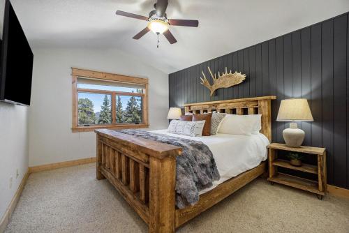 une chambre avec un lit et un ventilateur de plafond dans l'établissement Estes Park Luxury Family Retreat, à Estes Park