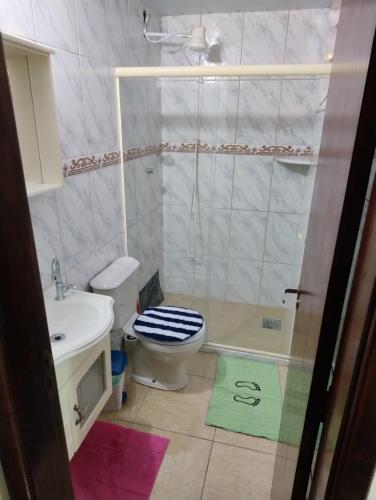 a bathroom with a shower and a toilet and a sink at Casa Duplex de Condomínio no Peró - Cabo Frio in Cabo Frio