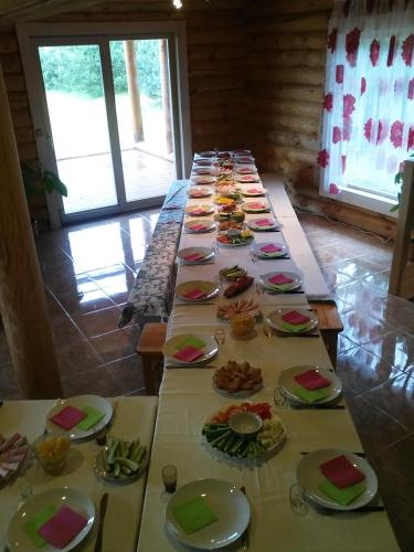 una larga mesa con platos de comida. en Järve Holiday Village, en Kodavere