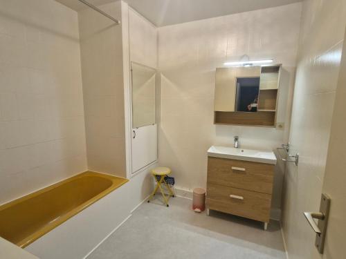 une salle de bain avec une baignoire, un lavabo et une douche dans l'établissement Appartement 2 pièces climatisé, piscine, centre-ville, parking privé, animal accepté, Sainte-Maxime - FR-1-780-18, à Sainte-Maxime