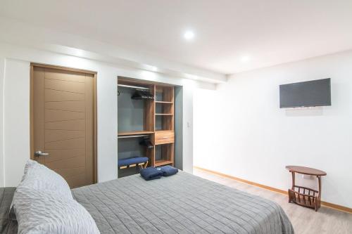 Μια τηλεόραση ή/και κέντρο ψυχαγωγίας στο Japandi Tropical Stay