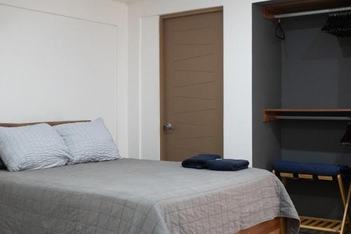 Ένα ή περισσότερα κρεβάτια σε δωμάτιο στο Japandi Tropical Stay