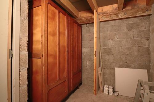 una camera con porta in legno e muro di mattoni di Le Gentiane - Villa Chanterive a La Bourboule