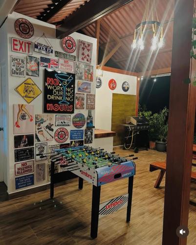 Casa en Boquete con gazebo, BBQ y fogata en el exteriorにあるゲームルーム