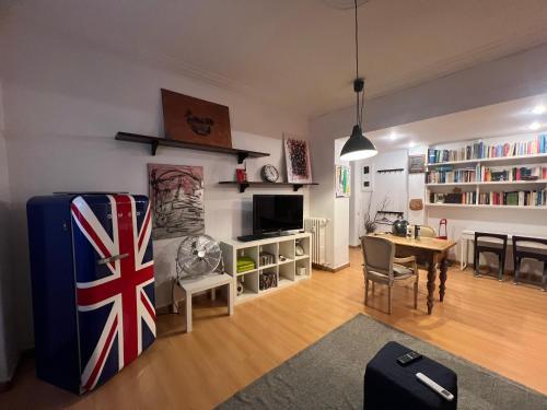2 Bedroom Flat at just 4 tube stops from Coliseum