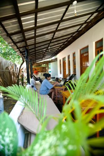 Un lugar para sentarse en Wave Loom Hostel