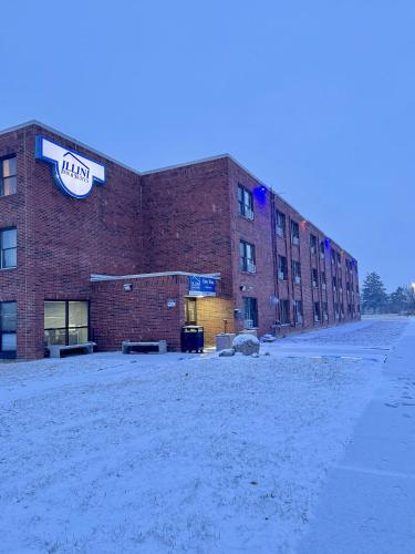 a large brick building with a sign on it at Illini Inn & Suites in Rantoul