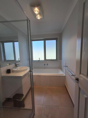 Koupelna v ubytování Contemporary Coastal Retreat