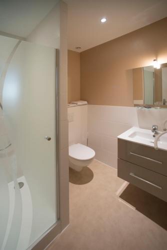 Ένα μπάνιο στο Le Cercle Chambres climatisées