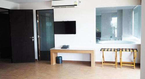 Televisyen dan/atau pusat hiburan di The Vista Hotel By Satit Group