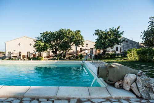 a fountain in the middle of a swimming pool at I 5 SENSI in Marina di Modica
