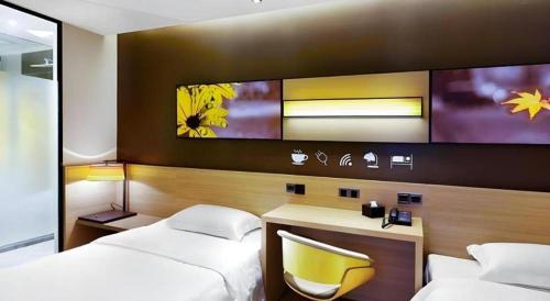 TV a/nebo společenská místnost v ubytování 7 Days Premium Jingjiang Fuhai New World Automobile Terminal Branch