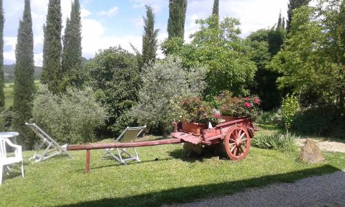a garden with a cart with flowers on it at Tenuta Il Tresto in Poggibonsi