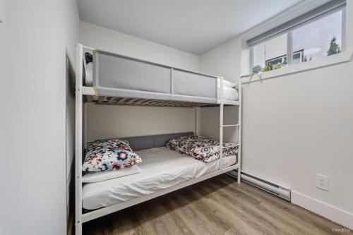 Postel nebo postele na pokoji v ubytování Garden Suite 2-Bed 1-Bath can be Interconnected with additional Suite