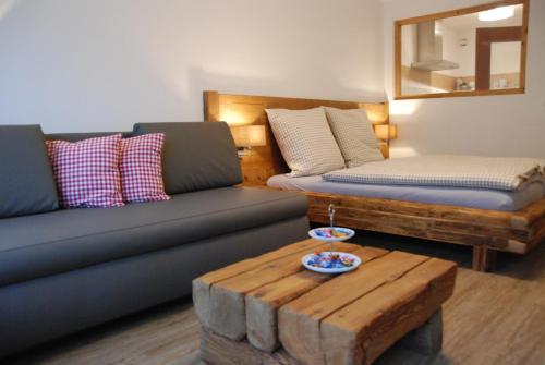 ein Wohnzimmer mit einem Sofa und einem Couchtisch in der Unterkunft Apartment Fischerbräuwiese in Bad Reichenhall