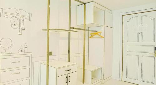 un dessin d'une salle de bain avec un placard et une porte dans l'établissement Urban Garden Hotel Chengyang District Government Liuting Airport, à Qingdao