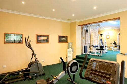 
The fitness center and/or fitness facilities at The Hermitage Motel - Campbelltown
