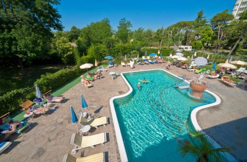 an overhead view of a swimming pool at a resort at Terme Villa Pace in Abano Terme