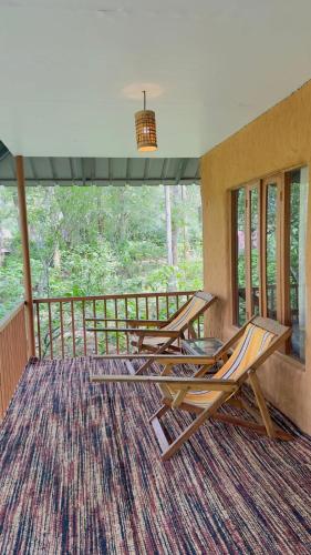 Thennal Junglecampにあるバルコニーまたはテラス