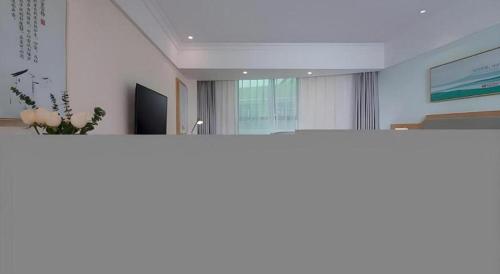 a living room with a counter top in a room at Vienna Hotel Guangdong Foshan Shunde Longjiang Material City in Shunde