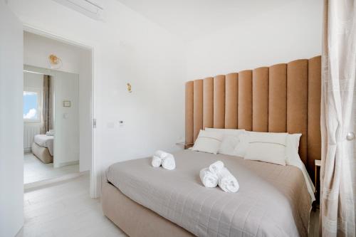 Postel nebo postele na pokoji v ubytování Terra | 2-Bedroom with Shared Kitchen & Balcony – Seafront Location