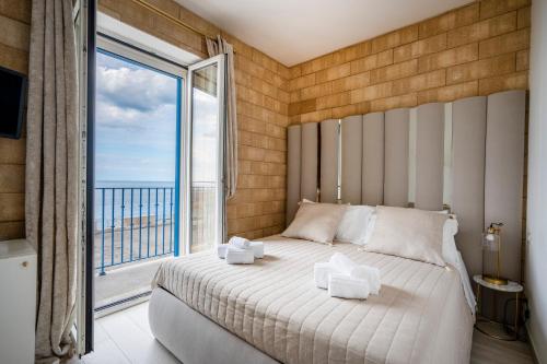 Postel nebo postele na pokoji v ubytování Terra | 2-Bedroom with Shared Kitchen & Balcony – Seafront Location