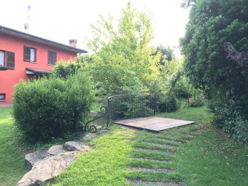 a wooden ramp in a yard with a house at Il Leone D'Oro in Telgate