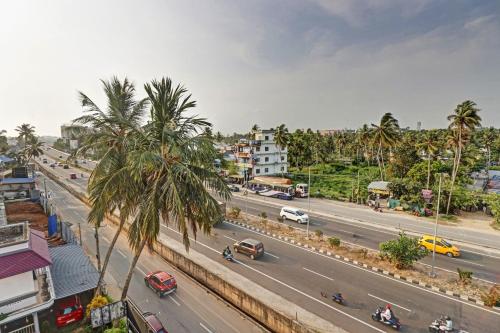 an overhead view of a city street with cars and palm trees at Hotel O Poptavern Premium in Trivandrum